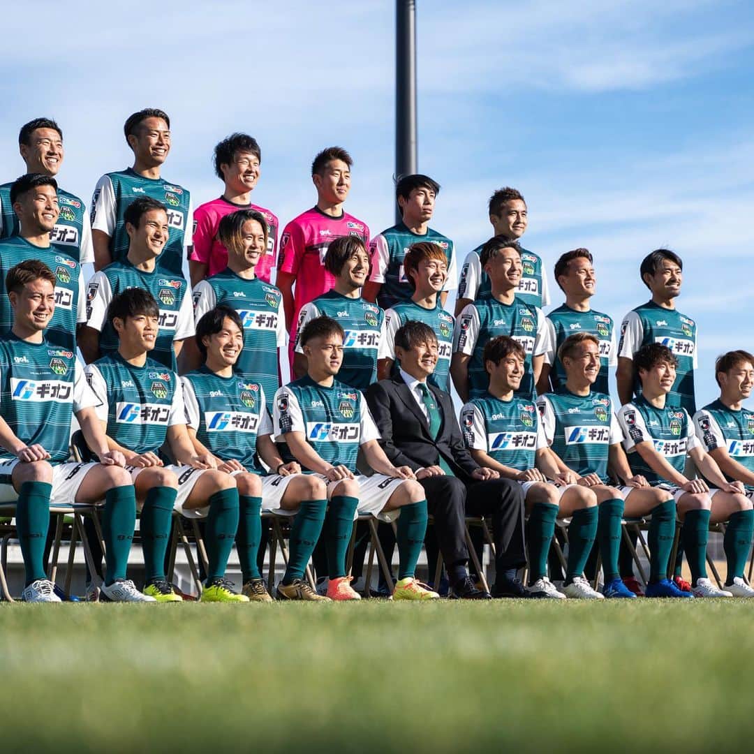 のインスタグラム：「大変遅くなりましたが…  今年からSC相模原で、プレーさせていただいています！ 少しでもチームの力になれるように頑張ります！ サガミスタの皆様よろしくお願いします！  そして、横浜FCに関わる全ての皆様、2年間本当にありがとうございました！ 最高のチームでした！！ J 1での更なる活躍を願っています！！  #sc相模原  #scsagamihara  #横浜fc  #yokohamafc  #竹重安希彦」