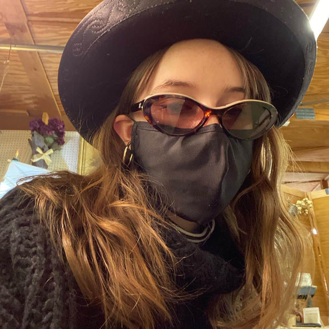 ケイトリン・ディーヴァーのインスタグラム：「tried on some hats today - bought one of them to wear for my trip from the fridge to the couch.」