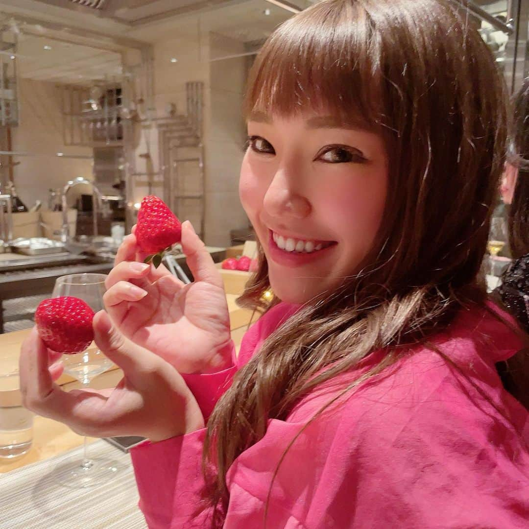 MIYAKOのインスタグラム：「. スガラボ行った時に、 デザートでイチゴ🍓が出てきて 好きなだけ食べていいって言われて 美味しすぎて、全部食べてしまった🥺 . カレーは大盛り食べました😙🧡笑 . イチゴ、、、本当美味しかった🥺 まだ全然食べれたなぁ🤣笑 . 食べるの大好きです❤️ . #gourmet#sugalabo#tokyo#スガラボ#古都華#苺#🍓」