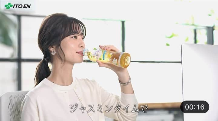伊藤沙織のインスタグラム：「伊藤園Relaxジャスミンティーの動画出演した時の🌱1年以上前だけど今更載せます😂🍵カフェイン少なめで、スッキリした味わいで美味しい☺️✨  #伊藤園 #relaxジャスミンティー」