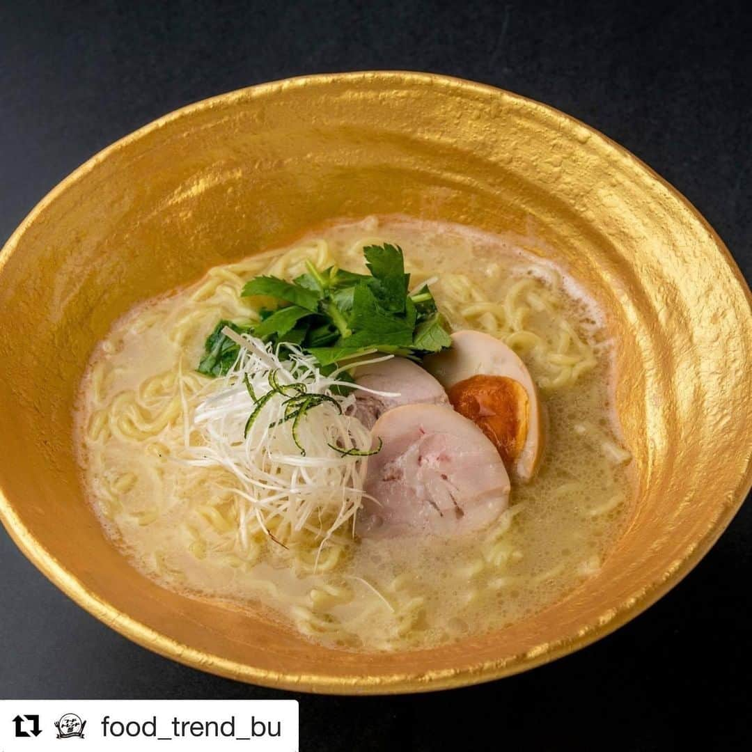 さかえや　高田馬場のインスタグラム：「@get_repost ・・・ . 明日は11日、麺の日なんですって🍜 そう聞くとなんだか麺を食べたくなってしまいました . 本日ご紹介するのは絶品スープの水炊き専門店「さかえや」のランチ限定で登場する「さかえや鶏出汁ラーメン850円」 . もちろんスープに使用するのはご自慢の水炊き鍋の「白濁スープ」 そちらをベースに昆布の出汁を加え、さっぱりとした鶏白湯スープに仕上がっております✨ 細麺がほどよくスープに絡みあうんですよねーーー またトッピングにある鶏チャーシューも柔らかで最高だ！ . その他、グランドメニューでも人気の「極みの親子丼1000円」もランチにあります 茨城県産つくば鶏の希少部位「鶏とろ」を炭火で炙り、使用する卵は大分県産の「龍のたまご」、米は福島県会津産の「ひとめぼれ」、 こちらも水炊き鍋の濃厚な「鶏ガラスープ」と これ以上ない至極の親子丼だ！ . また、このランチスタートのために考案した「黄金比率の炭焼きハンバーグ1200円」 試作に試作を重ねたどり着いた、鶏肉62.4%牛肉36.7%のこだわり抜いた黄金比率のハンバーグ 最後は卓上で炭火で炙り、焼き立て炙りたての贅沢な逸品 . 提供するお店は恵比寿と高田馬場にあります🌟 今までディナーのみの営業だったのがコロナでランチもスタートしたのが嬉しくもあり… 期間限定かもなので是非この機会にお試しあーれ！  ■店名： さかえや 恵比寿本店  ■アクセス： 恵比寿駅から徒歩2分  ■営業時間： 緊急事態宣言により営業時間変更しております。 ランチ　12:00～14:00 （L.O.13:30） ディナー　17:00～23:30 （L.O.22:30、ドリンクL.O.23:00）  日曜営業  ■価格帯： 🌛￥4,000～￥4,999  #ラーメン#ハンバーグ#東京ディナー#グルメ#ラーメン好き#親子丼#ブランチ#恵比寿グルメ#恵比寿ディナー#肉好き#グルメ女子#出汁#ラーメン食べたい#恵比寿#恵比寿駅#肉テロ#楽しい時間#恵比寿デート#肉活#肉肉#水炊き#フードトレンド部#鍋好き#鍋料理#鳥白湯#鶏出汁#鶏出汁ラーメン#さかえや#白濁スープ#炭火焼きハンバーグ」