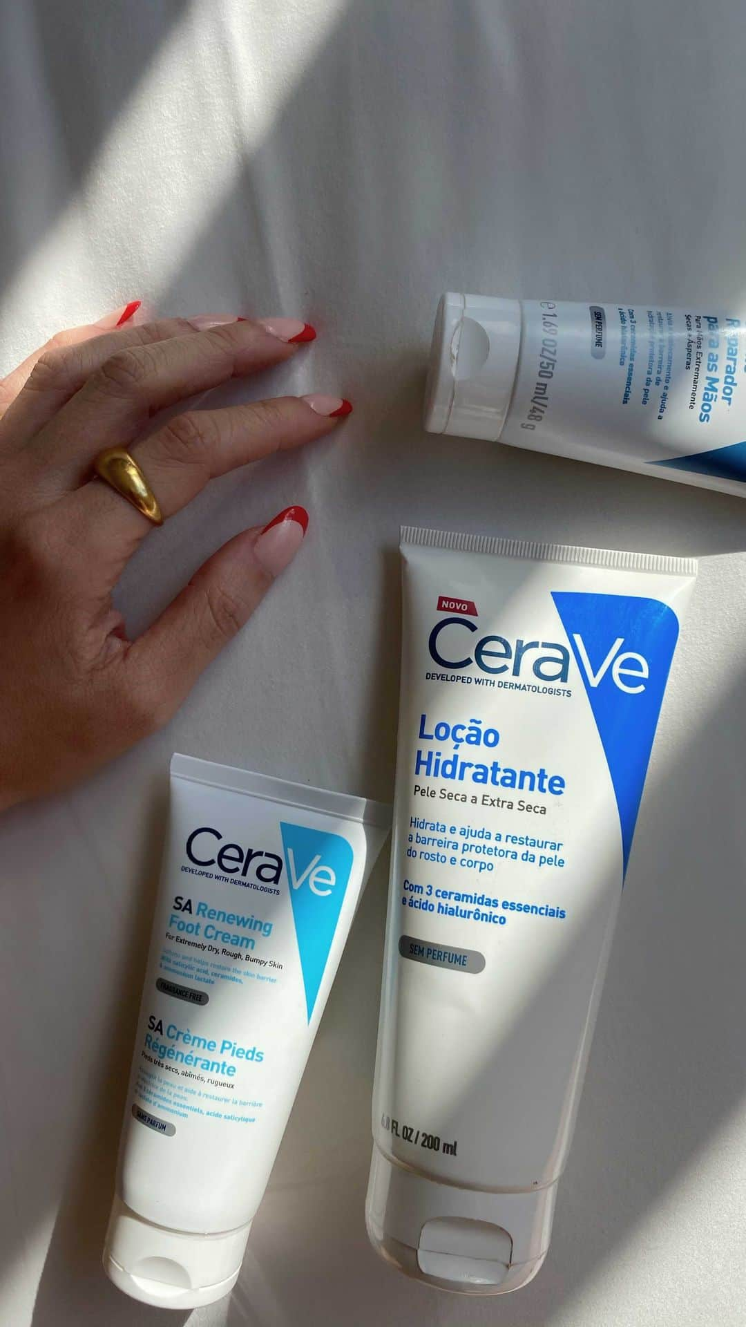 Garotas Estupidasのインスタグラム：「Eu AMO @ceravebrasil - disse a pessoa que mais tinha preguiça de hidratante na vida: eu! Haha Mas esse produto é tão bom, que conseguiu mudar meu hábito! 💙#Cerave é hidratação inteligente com 3 ceramidas essenciais e ácido hialurônico, que além de segurar a hidratação natural da pele ainda cria uma barreira de proteção que segue hidratando por 24hrs! Tudo isso com absorcao relâmpago (amém! Kkkk) e sem cheiro! Quem também ama?  Você pode garantir o seu na @drogaraiaoficial •publi #veraocomcerave #euamocerave * Consulte um dermatologista!」