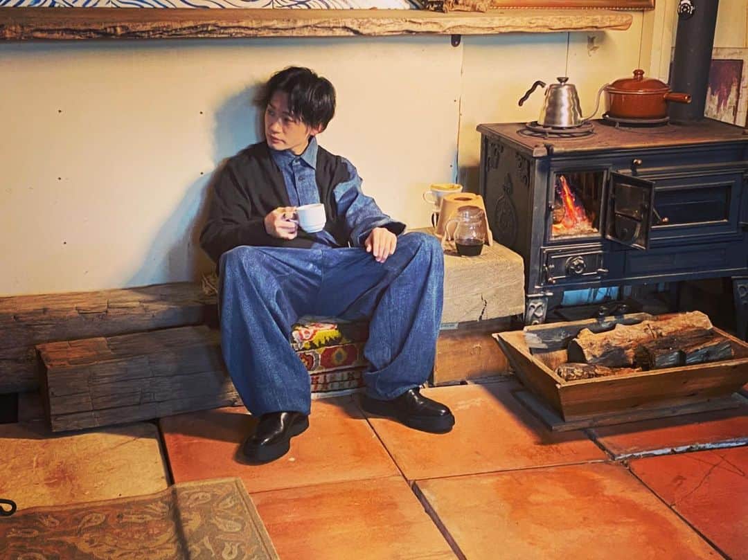 鳥越裕貴さんのインスタグラム写真 - (鳥越裕貴Instagram)「#暖炉 #温かい #写真  #コーヒーなんか入れちゃったりして #カレンダー」2月11日 9時34分 - yuki_torigoe.cleftchin