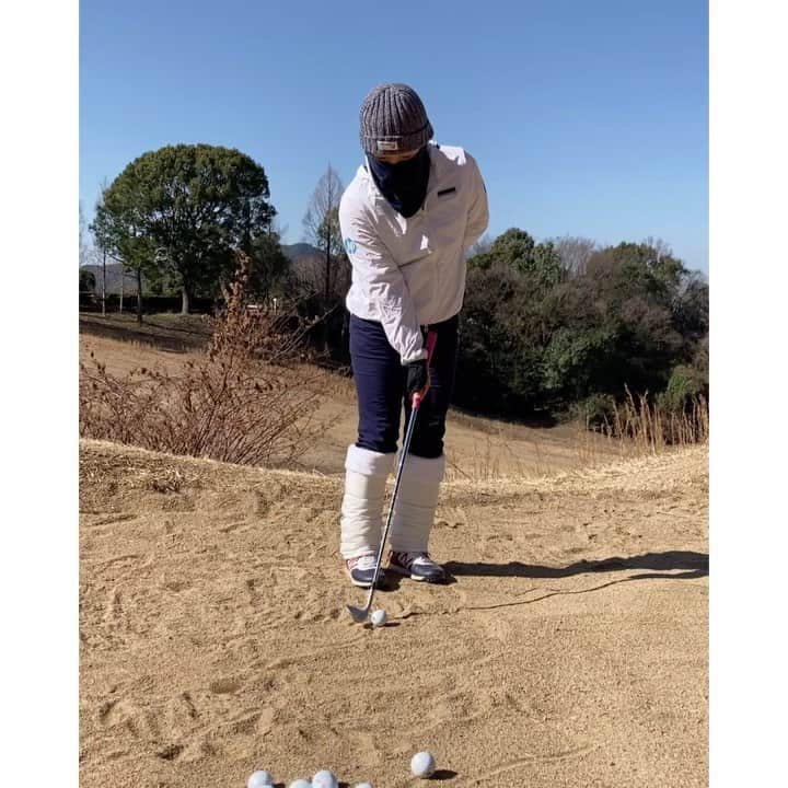 のインスタグラム：「My favorite drill for the short game. Hitting ball on the sand would help your technique get better!!! 砂の上での片手打ち。クリーンヒットさせる練習。 ショートゲームの基礎的なドリルに最適です👍  #左手はダフってます #悪い例 #いやそれよりも #格好気になるわ 皆さん良い休日を！  #golf #golfer  #jlpga #lpga #hpjapan #inpres #newbalancegolf #yamaha #misawahome #kose #kowa #vantelin #Delta  #MIKUNI  #ゴルフ #女子ゴルフ #インプレス #ヤマハ #ニューバランスゴルフ #日本hp #コーセー #ミサワホーム #コーワ #バンテリン #デルタ #ミクニ」