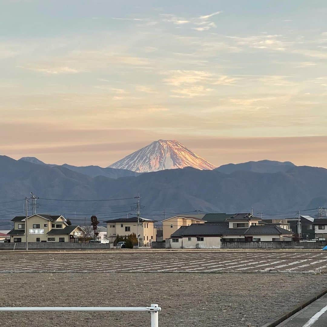 鷹木信悟さんのインスタグラム写真 - (鷹木信悟Instagram)「昭和町にある健康工房フローにて出稽古🔥 トレーニングスペースも駐車場も広い✨ お気に入りのマシンである「鍛錬」が置いてあるのは山梨でここだけ❗️  赤の鍛錬でコンディショニングもバッチリ☝️ #健康工房フロー #鍛錬 #同級生 #山梨 #training #workout  #prowrestler」2月11日 9時35分 - takagi__shingo