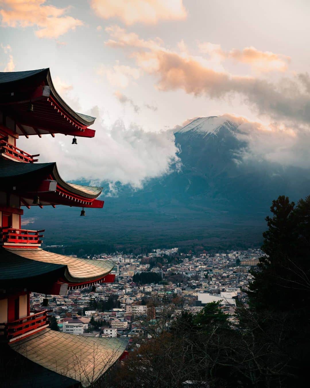Joshのインスタグラム：「How many photos of Mt. Fuji can one take? . .  . . #日本 #富士山 #河口湖 #mountfuji #japan #japanawaits #japan_vacations #explorejapan #discoverjapan #createexplore #mountainview #sunsetphotography #pagoda #kawaguchiko」