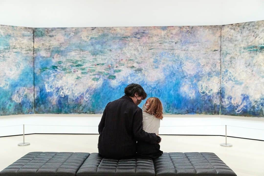 ニューヨーク近代美術館のインスタグラム：「Spend Valentine's Day with great art and someone you love at MoMA 💞  Reserve your timed tickets for this weekend at moma.org/tickets or the link in our bio, and learn more about visiting us safely in our Highlights.  📸 Installation view of #ClaudeMonet’s "Water Lilies" (Gallery 515). The Museum of Modern Art, New York. © 2021 The Museum of Modern Art. Photo: Gus Powell #MoMANYC」