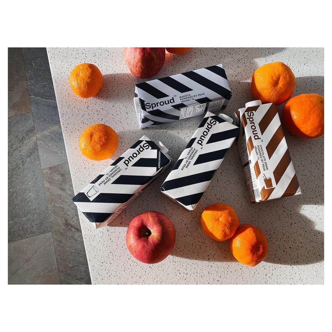 チン・ジェヨンのインスタグラム：「. 굿모닝 🍊🍎 저는 요즘  윗니 치아교정장치로 (윗니양쪽) 씹는것보다 마시는게편해 이참에 강제 다이어트에돌입했어요.  . 제 피드에도 간간히출연했던아이 저는,작년부터 스프라우드에 중독되 맘은 당장오픈하고싶었지만, 코로나로 수입이 계속늦어져 안타까웠어요.  . 어제 릴스로소개드린 스프라우드는 스웨덴브랜드로  우유가 아니예요. (🥛No milk) 노란 완두콩으로만든  식물성 완두콩단백질두유예요.  . 예쁘기도하지만 먹을수록 맛있어서  정말 중독적인맛이예요.  저는 우유도잘먹는편이지만, 남편이 우유만먹으면 예민반응 배가부글부글 예민해져 우유.두유 안먹었는데 이제는, 정말 편하게먹고있어서 바로이거다. 하는걸 드뎌찾았어요.  . 요즘. 단백질이 트렌드라할만큼  다양한제품이많지만,  완두콩음료는,  일반적인 두유 (대두) 보다  유전자 변형걱정이없고, 알러지가없어서, 우유를못드시는분들, 속이불편하신분들, 단백질이필요한 임산부도 섭취가능.  아이들도 섭취가능(3세이상부터 가능) 유당불내증으로 걱정하시는분들도 편안하고 안전하게 드실수있어요.  . 🏷 Check 맛물어보시는분들이많았는데 4가지 맛이있어 취향에맞게드시면되세요.  오리지널/ 언스윗/ 바리스타/ 초컬릿 사진속 4가지맛 패키지중  올 2월 첫입고부터 (언스윗)이 구분이쉽도록 블루색패키지로변경되었어요.  저도, 이번출시 블루패키지는 아직못받았는데 여러분이 저보다 먼저 새패키지로 받으실듯해요. 피드넘겨 체크해보세요.  . . 설지나고,  가벼운발걸음 으로 만나요. 저희, 스프라우드 한국입고 첫오픈수량 콘티님에게만 당연히, 가장좋은구성.혜택드릴꺼예요. . 🎬2월 18일. 오전11시  🏷 개봉전 상온보관 / 개봉후 냉장보관  *제주배송가능  . . #콘티✖️스프라우드 (2/18-21) @besproud  @con.t_commerce  . .」