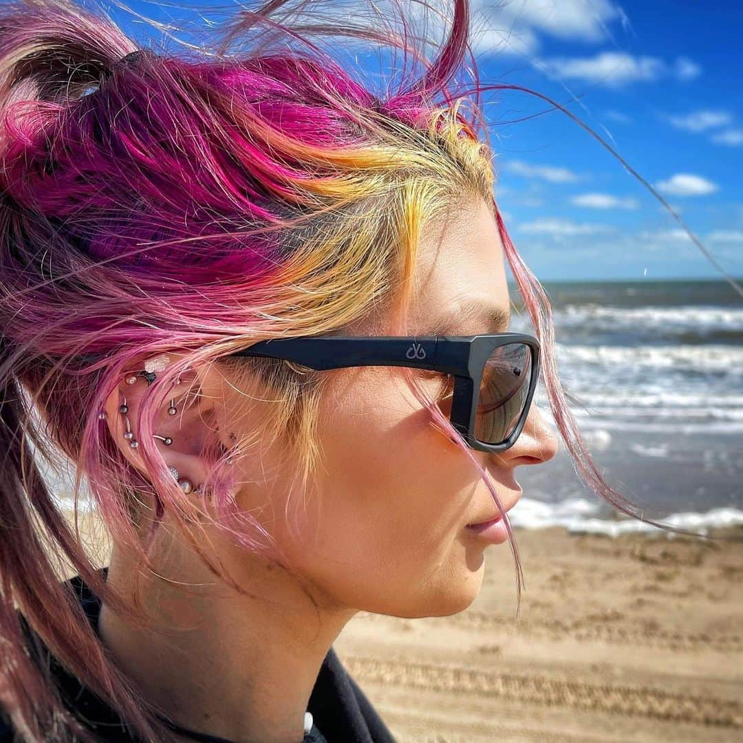 Filthy Anglers™のインスタグラム：「This product feature Wednesday is brought to you by our good friend @jaclynn_crooks from Louisiana. Let it be known she showed me how to eat my first crawfish 😣- Anyway, @mrskillz978 snapped a great photo of her wearing our Filthy Tahoe Polarized lenses this past weekend down in Texas. These are available with our EP (encapsulated polarization) lens and our original polarized lenses. These are probably our most popular sunglasses, perfect for both men and women, pink hair or not. This spring make having a pair of polarized lenses that you trust a priority! Available online or Amazon - thanks Jaclynn!! wwww.filthyanglers.com #fishing #filthyanglers #beach #tahoe #polarized #hunting #boat #icefishing #anglerapproved #monsterbass #kayak #bassmaster」