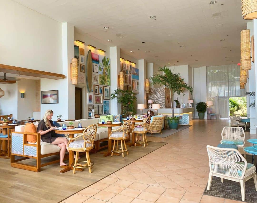 マキ・コニクソンさんのインスタグラム写真 - (マキ・コニクソンInstagram)「New Otani Kaimana Beach HotelからKaimana Beach Hotelに変わって初めてホテルに行って来ました！ Hau Tree LanaiがHau Treeに 改名されてました！  フロント、ロビー、Hau Tree など ホテル全体がビーチー⛱な感じに イメージチェンジしててビックリ！  そしてHau Treeでお友達とランチ！ アボカドトースト🥑と フレンチトーストとケールサラダ🥗 (アヒを入れてもらいました) ドリンクはバーテンダーにお任せしてモクテル(アルコールなしのカクテル)をオーダー！  今までの古き良きハワイのレトロな感じの ピンク時代も懐かしいけど生まれ変わったHau Treeもとっても素敵でした！ 居心地良くてついつい長居しちゃった！  大好きなカイマナビーチを見ながら食事するのは本当にサイコーのこーちゃん！👍🏼 実に美味しかった！😋 そして樹齢100年以上の 大切なHau Treeを残してくれて有難う！🙏🏻  また行きまぁす！😄  #ハワイの美味しいお店のおすそ分け🤙🏼  #hautreelanai  #kaimanabeachhotel」2月11日 9時49分 - makikonikson