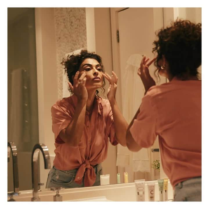 ジュリアナ・パエスのインスタグラム：「Luz, câmera, verão! Antes de curtir a estação que eu mais amo do ano, eu redobro os cuidados com a minha pele e, sim, é supersimples. São apenas três passos, e a Vult tem um produto para cada um deles. Primeiro, eu limpo a pele com os Lenços Demaquilantes Vult. Depois, eu trato o rosto com a Vitamina C Pura, que reduz a oleosidade da pele após 28 dias de uso contínuo (e garante uma pele mais firme com apenas 15 dias de uso). Para finalizar, eu hidrato com o Creme Facial Hidranutre, que possui FPS30 e reduz a aparência de rugas e linhas de expressão em 30 dias de uso contínuo. Ah, e ainda customizo minha rotina de skincare com os booster faciais que possuem ativos que deixam minha pele iluminada (booster Glow Radiante), revitalizada (Relax Energizante) e revigorada (Detox Revigorante). Basta pingar algumas gotinhas no Hidranutre e dar play no verão! Tá esperando o que para garantir os seus? #bastidoresdoverãovult @vult *publi」