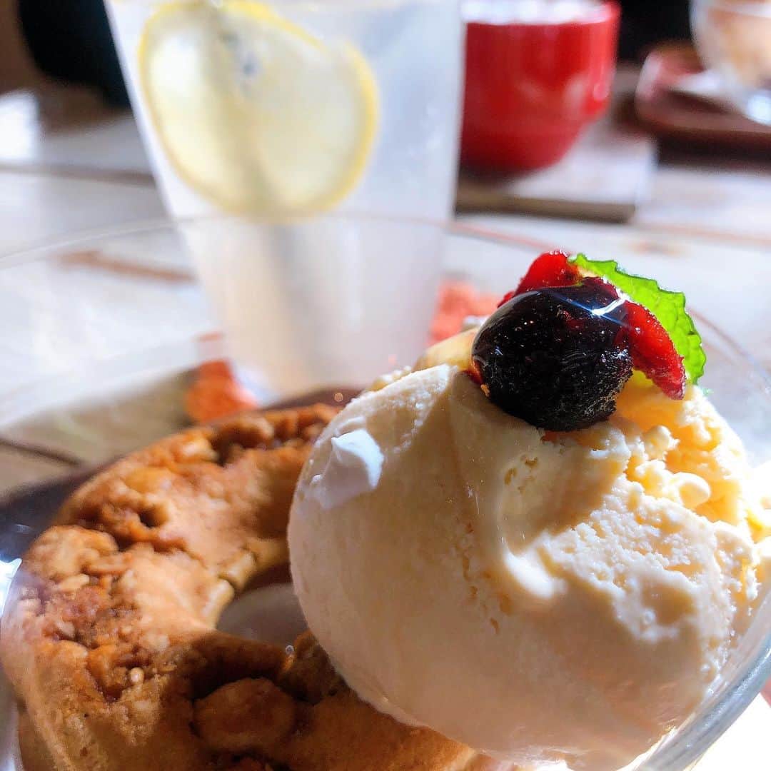 MAIKO さんのインスタグラム写真 - (MAIKO Instagram)「ここのドーナツべらぼうに美味しかった🥺♡ 🍩ジーマーミ 🍩クランベリー&クリームチーズ ︴ #しまドーナツ」2月11日 9時52分 - maiko_oops