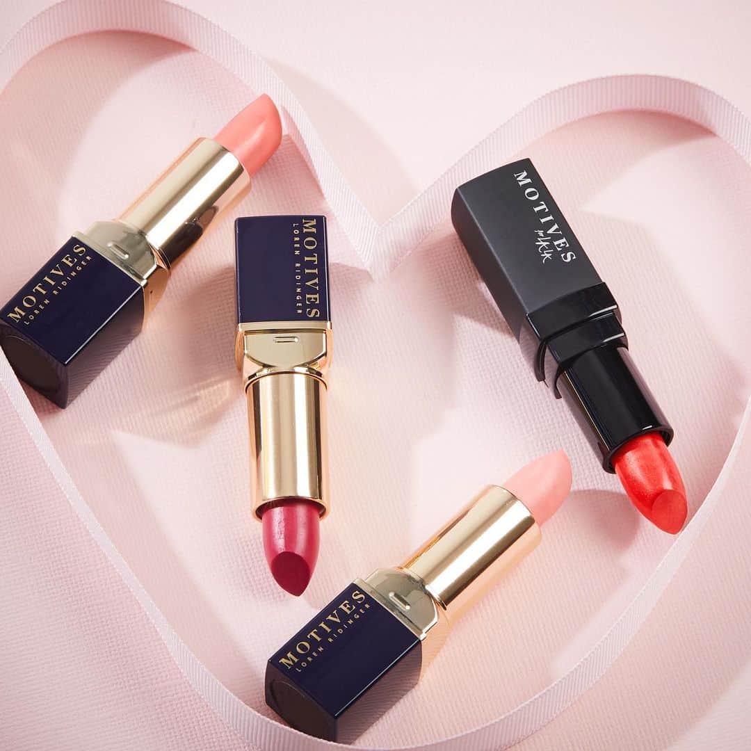 Motives Cosmeticsのインスタグラム：「We 🖤 The Pure Love Lip Set! Get it now with reduced express shipping on motivescosmetics.com 💋   This gorgeous set includes some of our favorite Motives pink and red shades at 30% off!  💄Fetish: A subtle coral matte 💄Rosewood: A dusty pink mauve matte 💄Risky: A bold hot pink matte 💄Fire: A pinky red shimmer  #motivescosmetics #valentinesmakeup #valentinesday #valentinesdaygifts」