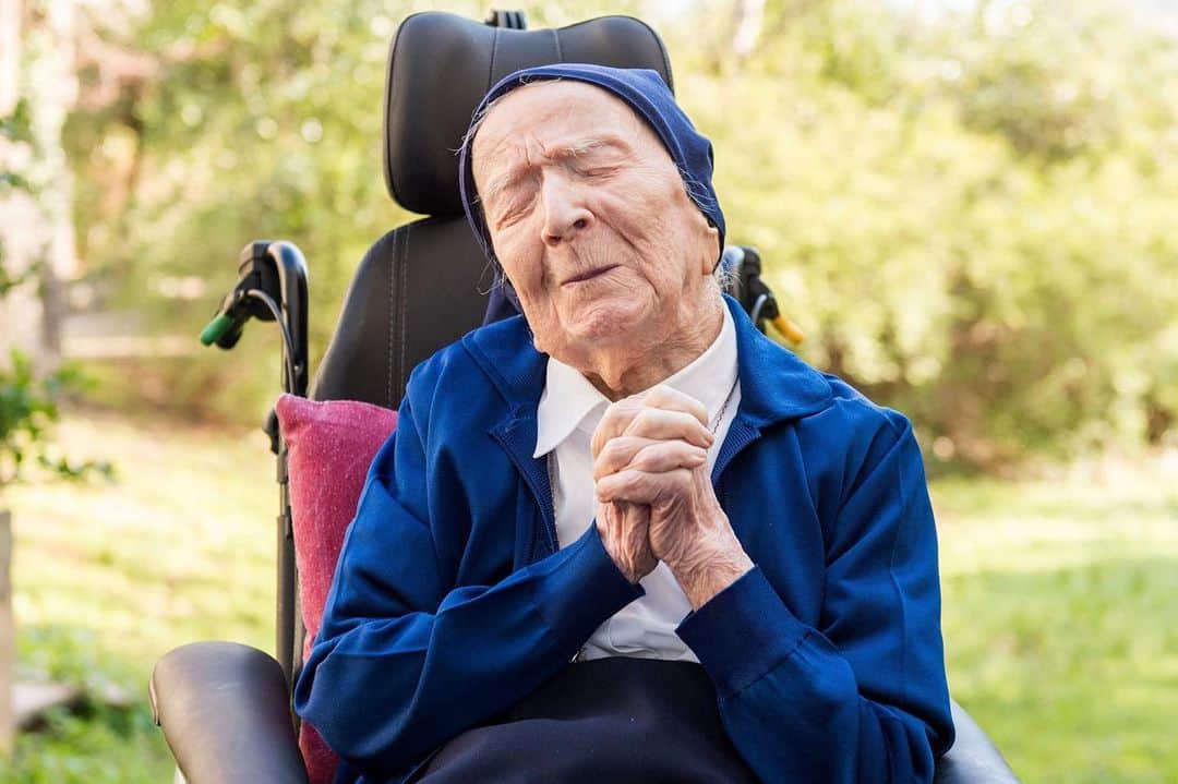 People Magazineさんのインスタグラム写真 - (People MagazineInstagram)「A French nun believed to be the second-oldest known living person in the world has beaten COVID-19, just days before she's set to celebrate her 117th birthday. 🙏 Sister André tested positive for the virus in mid-January, and though she's since recovered, the centenarian, who is blind and uses a wheelchair, said that she was not frightened by her bout with the deadly virus. "No, I wasn't scared because I wasn't scared to die," she said, according to Reuters. "I'm happy to be with you, but I would wish to be somewhere else – join my big brother and my grandfather and my grandmother." Tap the bio link for her story. 📷: Florian Escoffier/Abaca/Sipa USA(Sipa via AP」2月11日 10時03分 - people