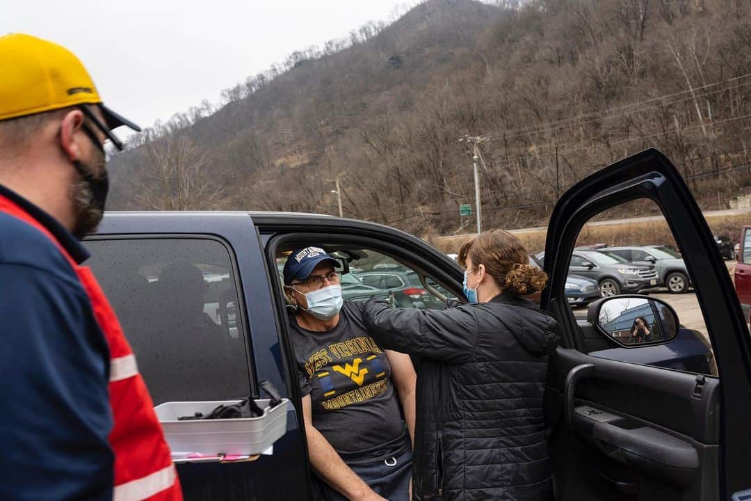 National Geographic Creativeのインスタグラム：「Photo by @moniquejaques / West Virginia is one of the states leading the charge in administering COVID vaccines, and currently has administered first doses to 12% of the population. Follow along with me (in the mirror) on assignment in the mountain state.」