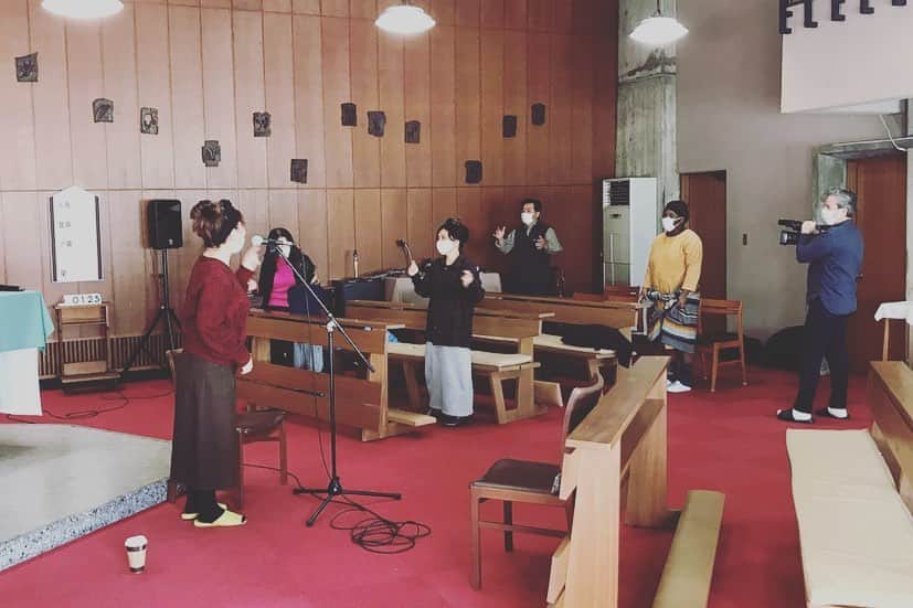 有坂美香さんのインスタグラム写真 - (有坂美香Instagram)「【#難民 センターにて】 先日の決意投稿から色々なプロジェクトが動き出した、と書きましたが！ そのひとつは、'難民支援活動' です。 この度ご縁がありまして、鎌倉にある「アルペなんみんセンター」に滞在している世界各国の方々に音楽講師として定期的に会いに行き、一緒に歌う活動に参加することになりました！　そのうち皆さん気が向いたら、ディスコバンドなんか出来たら良いねぇ！なんて話してます🎉 でも '難民'と聞いても実態はいまひとつピンと来なかったし、去年できたとはいえ、鎌倉に難民センターがあることも知りませんでした。あまりに未知の世界です。現在　そこには年齢性別様々でコンゴ、ウガンダ、イラン、スリランカ、ミャンマーからの方々が滞在しています。　難民として日本に来るまで、そしていざ日本に来てから鎌倉にくるまで、、私からは想像を絶する体験をしてきている方々ばかり。。。　　 週一回、広いチャペルの中で十分なディスタンスをとってのレッスンは、日本語も英語も通じない時もあります。でもとにかく、私にできることは、一緒にいる時間、沢山体を動かしながら、楽しく声を出そう！という単純明快かつ得意分野一本勝負。　スタッフさんと、センターのご協力のもと、出来ることを精一杯したいと思ってます！ 参加者の皆さんから、 「そういえばもう何年も歌ってなかった」「歌は聞くだけだったけと、レッスンを受けたら自分も歌えるんだ、と思った」という感想があって、嬉しい限り😭  コロナ禍にて制限はあるものの、やはりこんな時だからこそ、なおさら歌っていいなと思います！  今日は第3回目。うちの娘と年齢が近い子もいるので、今日は一緒に行ってまいります♫  One of my decision is:  Taking a part in teaching singing at Arupe Refugee Center in Kamakura.  There are people from Congo, Uganda, Sri Lanka, Iran, and Myanmar are staying at the center.  This is defin. a new challenge for me but I'll do my best to have them have a good time during my workshop.  #難民　#アルペなんみんセンター　#鎌倉 #難民センター　#Singingworkshop #有坂美香」2月11日 9時57分 - mikaarisaka