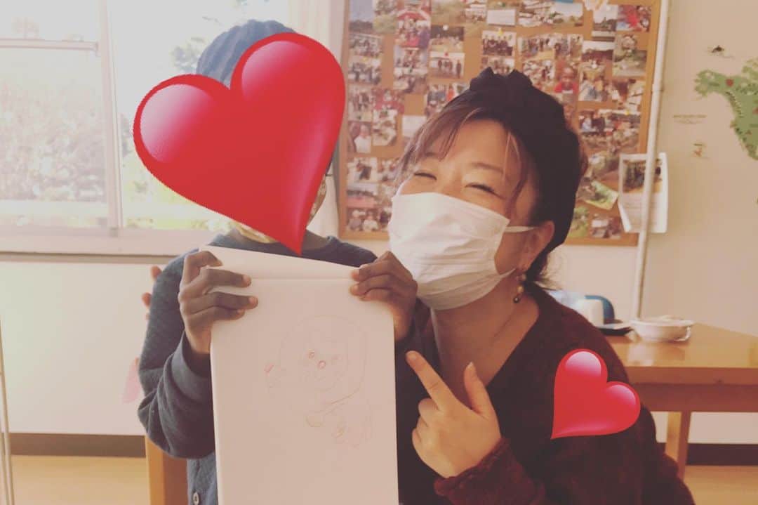 有坂美香のインスタグラム：「【#難民 センターにて】 先日の決意投稿から色々なプロジェクトが動き出した、と書きましたが！ そのひとつは、'難民支援活動' です。 この度ご縁がありまして、鎌倉にある「アルペなんみんセンター」に滞在している世界各国の方々に音楽講師として定期的に会いに行き、一緒に歌う活動に参加することになりました！　そのうち皆さん気が向いたら、ディスコバンドなんか出来たら良いねぇ！なんて話してます🎉 でも '難民'と聞いても実態はいまひとつピンと来なかったし、去年できたとはいえ、鎌倉に難民センターがあることも知りませんでした。あまりに未知の世界です。現在　そこには年齢性別様々でコンゴ、ウガンダ、イラン、スリランカ、ミャンマーからの方々が滞在しています。　難民として日本に来るまで、そしていざ日本に来てから鎌倉にくるまで、、私からは想像を絶する体験をしてきている方々ばかり。。。　　 週一回、広いチャペルの中で十分なディスタンスをとってのレッスンは、日本語も英語も通じない時もあります。でもとにかく、私にできることは、一緒にいる時間、沢山体を動かしながら、楽しく声を出そう！という単純明快かつ得意分野一本勝負。　スタッフさんと、センターのご協力のもと、出来ることを精一杯したいと思ってます！ 参加者の皆さんから、 「そういえばもう何年も歌ってなかった」「歌は聞くだけだったけと、レッスンを受けたら自分も歌えるんだ、と思った」という感想があって、嬉しい限り😭  コロナ禍にて制限はあるものの、やはりこんな時だからこそ、なおさら歌っていいなと思います！  今日は第3回目。うちの娘と年齢が近い子もいるので、今日は一緒に行ってまいります♫  One of my decision is:  Taking a part in teaching singing at Arupe Refugee Center in Kamakura.  There are people from Congo, Uganda, Sri Lanka, Iran, and Myanmar are staying at the center.  This is defin. a new challenge for me but I'll do my best to have them have a good time during my workshop.  #難民　#アルペなんみんセンター　#鎌倉 #難民センター　#Singingworkshop #有坂美香」