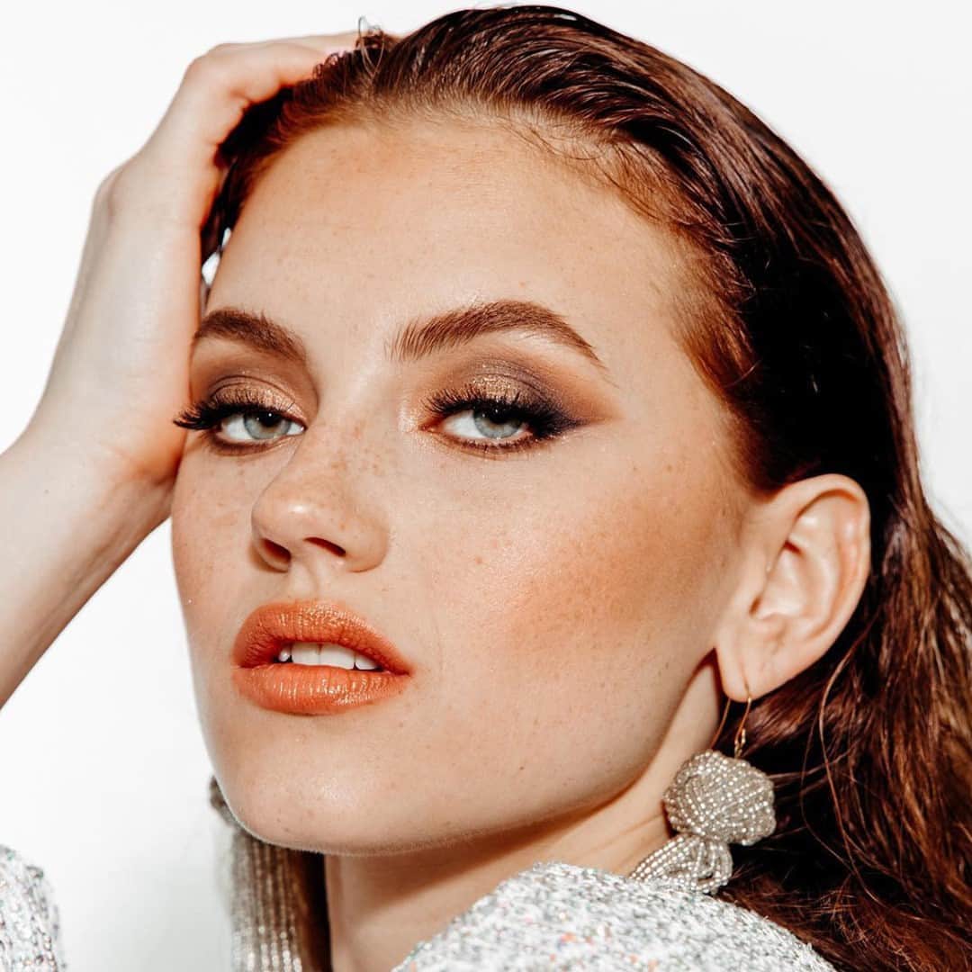 LORACのインスタグラム：「#repost @leemadisonartistry peachy glam 🧡🌸 with TANTALIZER Buildable Bronzing Powder in POOL PARTY & Alter Ego Lip Gloss in SUPERMODEL - link in bio  Photographer @shotbysofia // Model @brookemacintosh ⠀ #LORAC #LORACCosmetics」