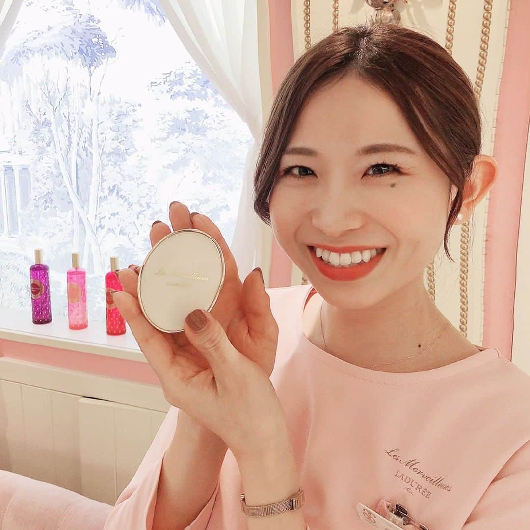 cosme_beauty_ssさんのインスタグラム写真 - (cosme_beauty_ssInstagram)「キレイの達人が選ぶ名品！ 美容部員の溺愛コスメ  人気ブランドの美容部員が、個人的に今１番推してるアイテムをご紹介していきます。  今回登場してくれたのは、「レ・メルヴェイユーズ ラデュレ」「ReFa」「SHISEIDO」の美容部員の方々。  美容に対するこだわりや得意なメイクについて、またプライベートで好きなことやリラックス法など人柄が垣間見れるコメントにもご注目ください。  <レ・メルヴェイユーズ ラデュレ＞ パウダー ブラッシュ 5,830円（税込）  ＜ReFa＞ リファビューテック ドライヤー 36,300円（税込）  ＜SHISEIDO＞ ホワイトルーセント イルミネーティング マイクロS セラム（医薬部外品） 30ml 12,650円（税込）  ▶くわしくはプロフィールリンクから→@seibu_sogo_kireidepart ▶西武・そごうのショッピングサイト「e.デパート」なら、お近くのセブン-イレブンで送料無料で受け取れます！ぜひご利用ください。  #kireidepart #seibu #sogo #seibusogo #西武 #そごう #西武そごう #キレイデパート #デパコス #コスメ #コスメマニア #eデパート #refa #リファ #レメルヴェイユーズラデュレ #lesmerveilleusesladuree #shiseido #資生堂 #ヘアケア #チーク #ポイントメイク #スキンケア #美容液 #美の達人 #美容部員 #美容部員の溺愛コスメ #推しコスメ」2月11日 10時00分 - seibu_sogo_biryuhyakkaweb