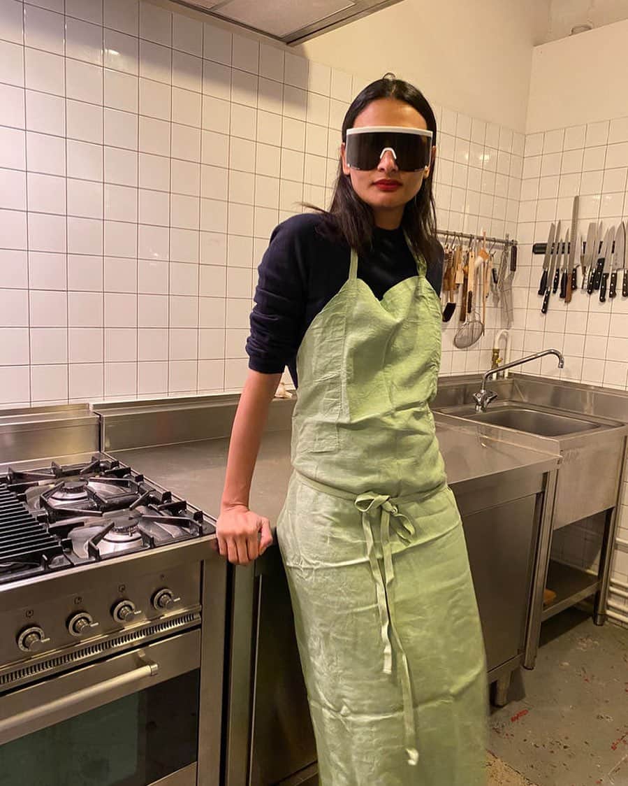 MYKITA SHOP TOKYOのインスタグラム：「MY GUARD ONE with Rose Chalai Singh - バンコク出身でパリからの移住者である @rosechalalai さんが、キッチンでGUARD ONEを掛けてドレスアップしながら、思い出に残るプライベートダイニングイベントについて語ってくださいました。 インタビューの全文は、MYKITA JOURNALに掲載されています。  MY GUARD ONE with Rose Chalalai Singh – Internationally recognized and adored for her stunning sense of taste and style, this Bangkok native and Paris transplant shares the magic of her memorable private dining events while dressing up in the kitchen with GUARD ONE.   Read the full interview on MYKITA JOURNAL. __ #mykitajournal #mylonguardone #guardone #ppe」