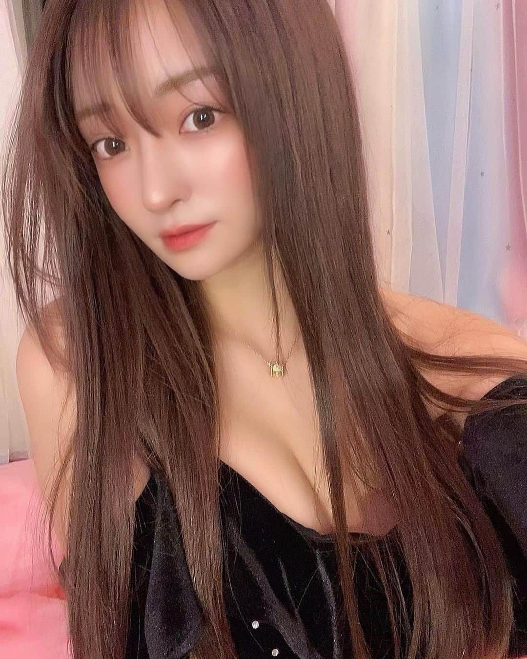 ERENAのインスタグラム：「おはよ🥺今日は祝日💗」