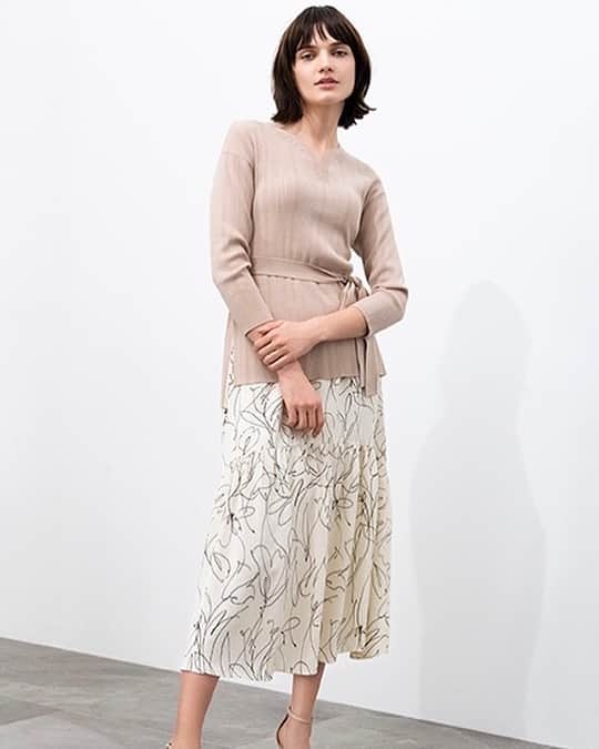 cdec_official Aesthetic Senseのインスタグラム：「. 2021 SPRING  RECOMMEND ITEM . .  手書きタッチのプリントをのせたティアードスカートとリブニットのセットアップ。 トップスは、デコルテをきれいに見せてくれるハートシェイプドネックです。 自然な前後差のある両スリットデザインなので、ストンと着るだけでバランス上手な印象です。 スカートは、裾切り替えのマーメイドシルエットで女性らしい着こなしを叶えます。 ウエストゴム仕様で履き心地は快適です。 . .  #クードシャンス #2021春夏 #SPRING #春コーデ  #春スタイル　#トレンド　#華やかコーデ　#カジュアルコーデ  #細見え #着回しコーデ  #着回し #大人カジュアル #休日コーデ #ファッション  #fashion #大人コーデ  #大人コーディネート #今日のコーデ #今日のコーディネート #カタログ #お洒落さんと繋がりたい #お洒落さんとつながりたい #ファッション好きな人と繋がりたい #model #モデル #大人女子 #大人女子コーデ #テレワーク #ニューノーマル #セットアップ」