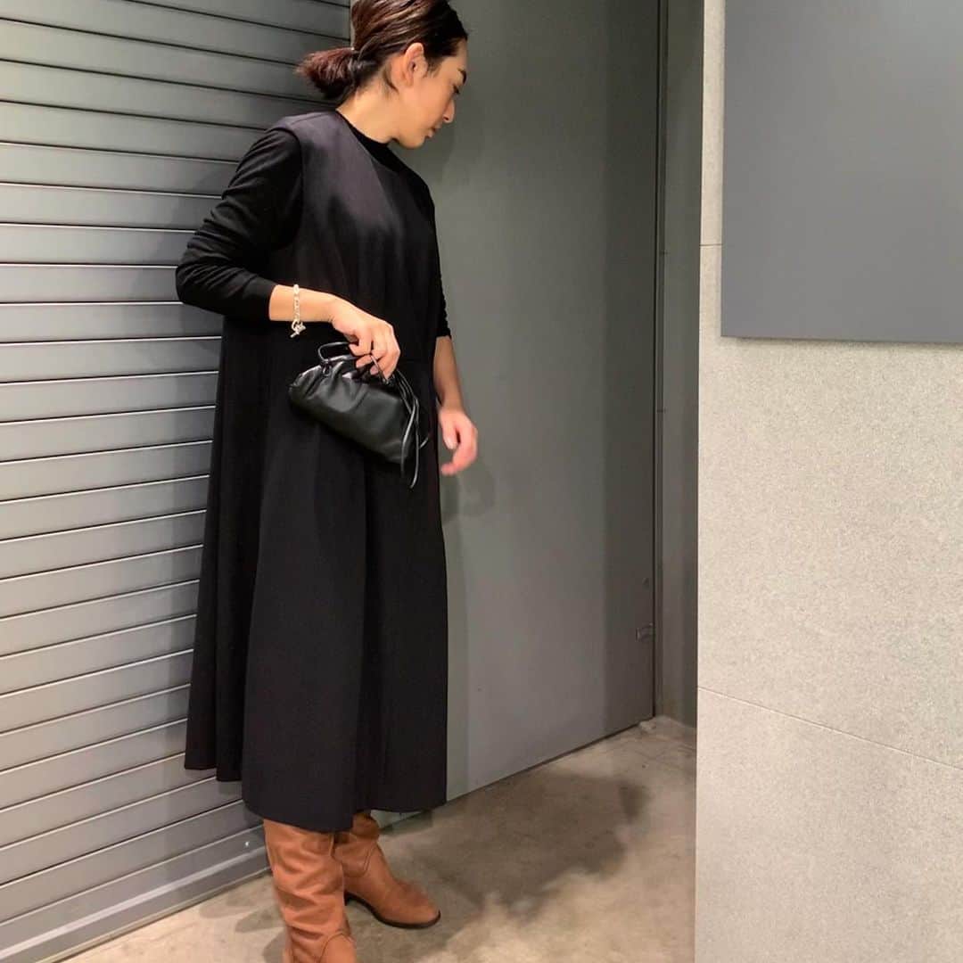 のインスタグラム：「. 祝日の今日もお仕事だけど 子供の送り迎えない日はお気に入りの服着てテンション上げる♡ .  #lohen  #zara #bottegaveneta  #chanel #hermes #シェーヌダンクル」