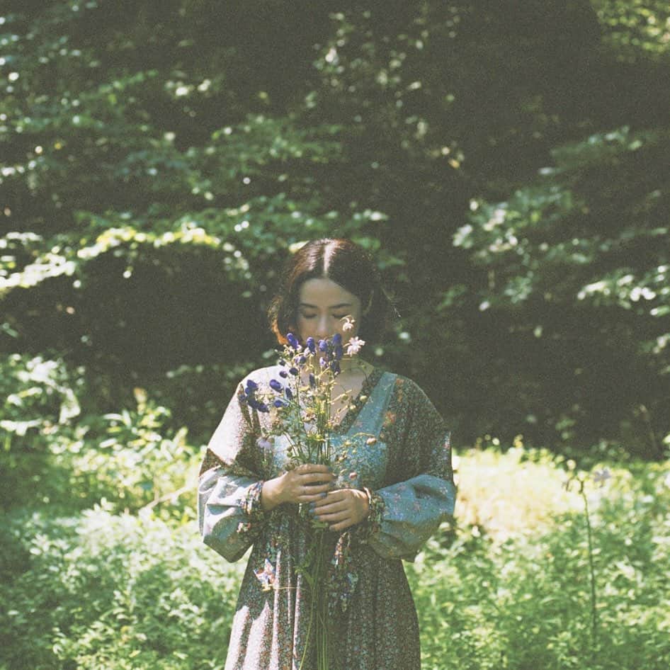 OKAのインスタグラム：「うれしい選曲。 1曲目から自然に歌い出してしまいます。原田さんと小山田さんのデュエットが新鮮。 #朝の音楽 #恋愛小説3  #原田知世」