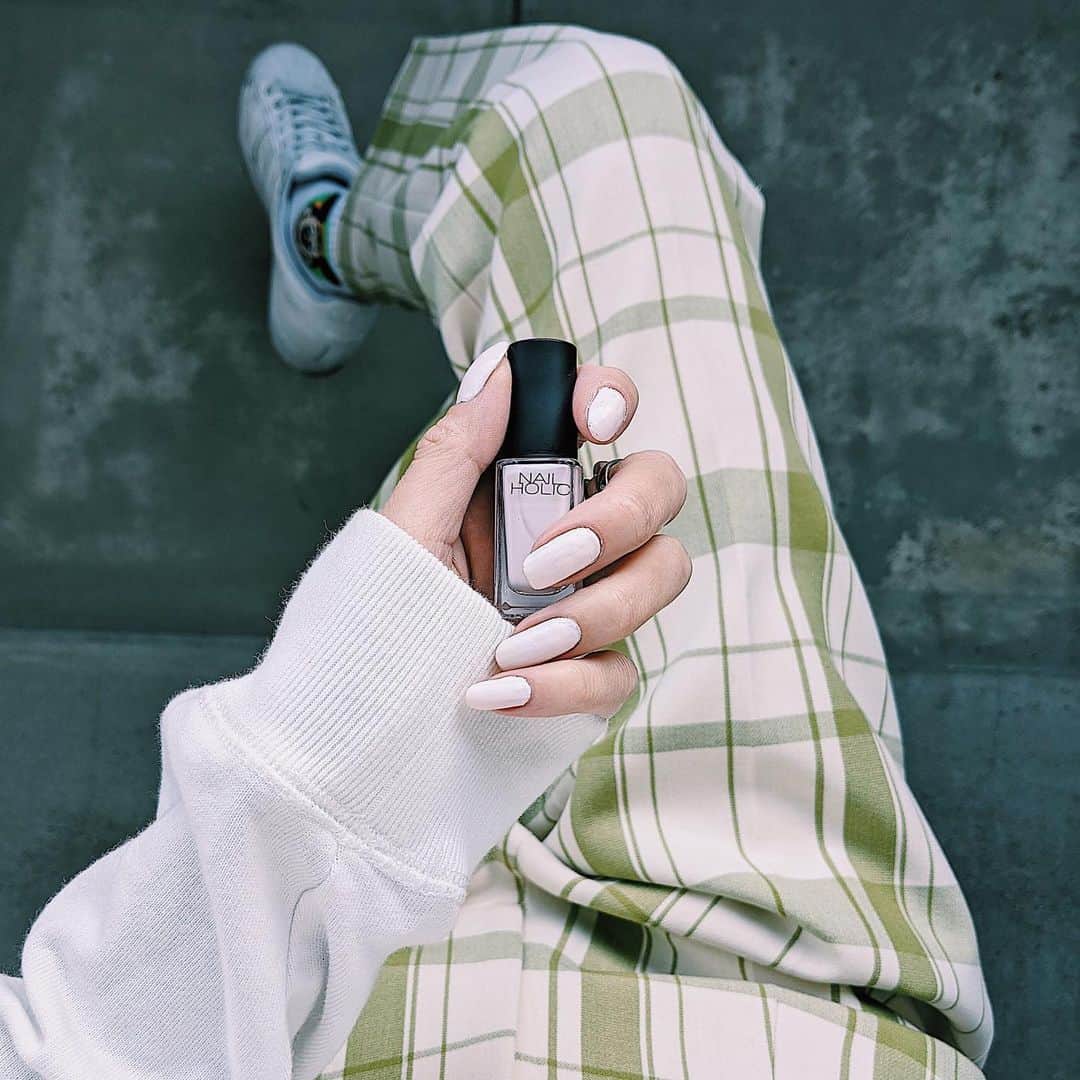 maai0528のインスタグラム：「〻👩🏻‍🦰🐢🍏🫖 White‥🤍 ネイル変えたんだー みんなにホワイト可愛いって いわれてニヤニヤしちゃった♡ ． ．  #fashion  #selfnail  #nails  #nailholic  #teampixel #baroque_pixel #pixelで撮影」