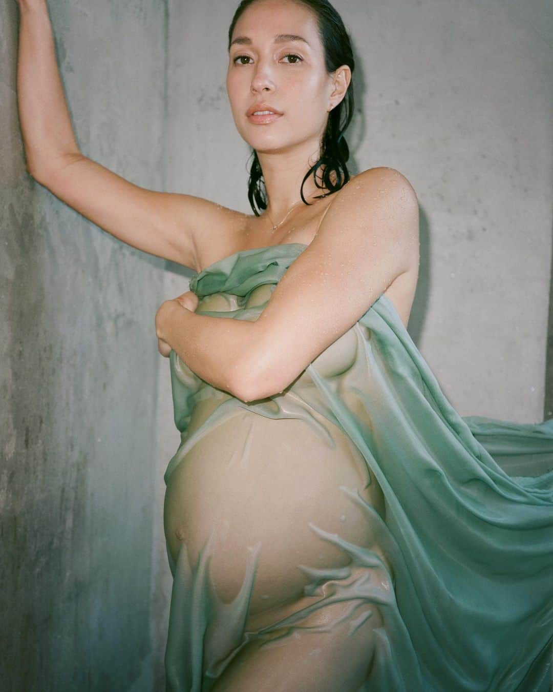 Livのインスタグラム：「The physical changes coupled with hormones in pregnancy certainly present challenges, but I look forward to rewarding myself with self-care rituals to bring in more love and acceptance especially during this Valentines season. What are you looking to bring more of into your life? 💞✨   Pic from our #notmaternity shoot with @julierochemiya direction」