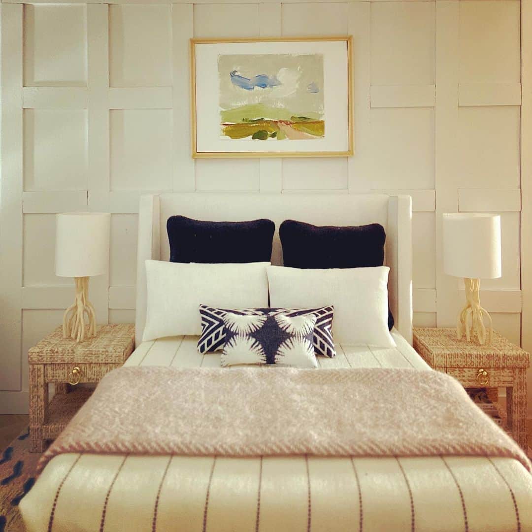 Grace Bonneyのインスタグラム：「It’s Kwandaa from @tinyhousecalls saying good night to the Design Soonge family. I am the queen of multitasking, and as an obstetrician I don’t always get sleep with my day and night job. But I like to imagine that the imaginary people who live in my dollhouses are sleeping in everyday and  then having breakfast in bed. I’m sure if my bedroom looked like these, I’d never get out of bed. In the real world, my bedroom is covered in stuffed animals and small children. I wouldn’t have it any other way, but it sure is relaxing creating these tiny perfect worlds.   Let me know which bedroom is your favorite in the comments. I’ll be back tomorrow with more mini s. 😴」