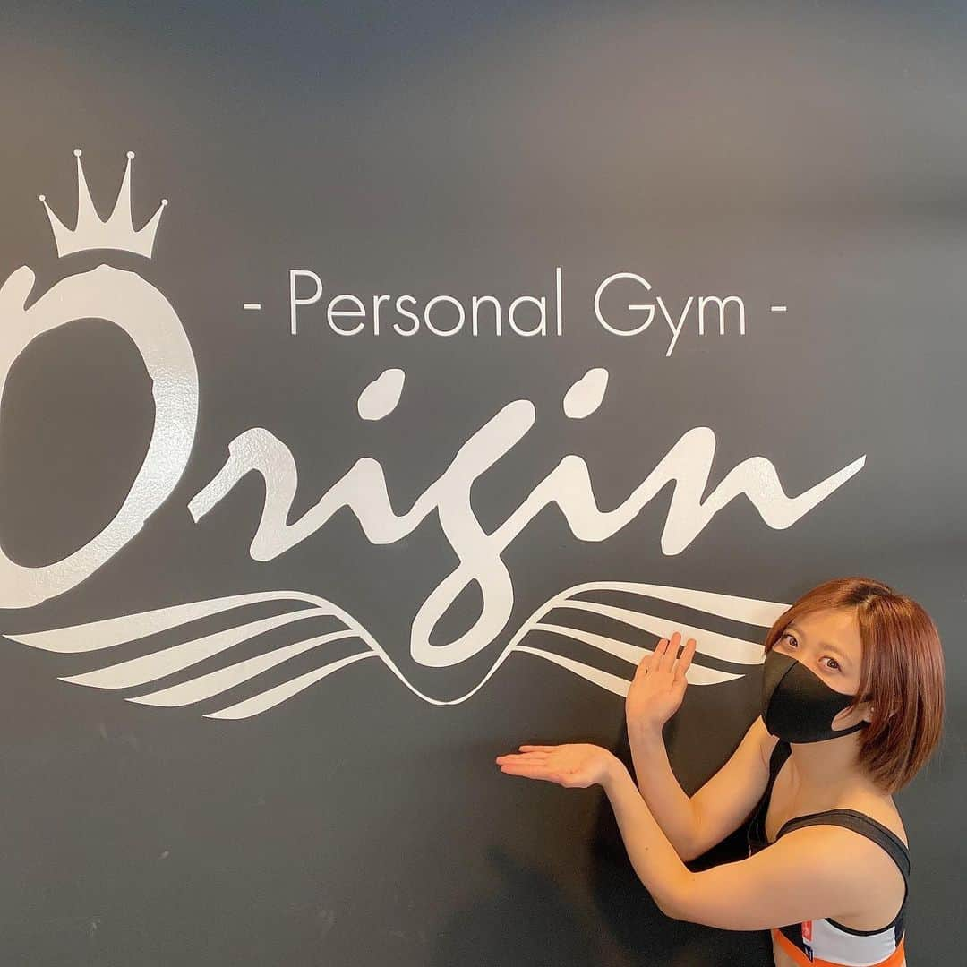 北出彩のインスタグラム：「先日 Origin Personal Gym さんで 体験トレーニングしてきました🔥  運動不足を解消したい... ジムに通いたいけど まずどこを鍛えればいいとか 最初はわからないですよね😢  パーソナルジムはしっかりマンツーマンで教えてもらえるのがとても良いです😳  まずトレーニングを始める前に 自分の身体がどのような状態か しっかりみてもらえます、  私の場合は巻き肩で反り腰のために 前ももが張ってる状態なのでまず肩甲骨を元の正しい位置に戻すストレッチと前もものストレッチから...！！  身体を詳しく知ってるトレーナーさんだからこそ しっかり教えてもらえたので 普段の生活から 姿勢を意識していこうと 思いました😉✨  ボディメイクももちろん 肩こりや腰痛などの改善もできるの 素晴らしい...😳  トレーナーさん自身も フィジーク大会で入賞経験の方が多く 身体作りのスペシャリストばかりで レベル高いです🔥  私がトレーニングを受けた時は 女性のお客さんが多くて、 女の人でも通いやすい場所って いいなと思いました💪  大通駅からのアクセスもいいです✨ 通いやすさ重要...😌  コロナ対策もしっかりしていたので 胸を張ってオススメできます🧤✨  いまなら 体験トレーニングが北出彩紹介だと 半額で受けられるそうです...！！  ぜひ皆さんも行ってください🙇‍♂️ 佐藤さん ありがとうございました🧸🤍  🏋️‍♂️ @origin_personal_gym  . . .  #origin #origingroup #オリジンパーソナルジム　#トレーニング　#ワークアウト　#フィットネス　#札幌　#札幌ジム　#札幌ダイエット　#札幌トレーニング　#札幌女子　#筋トレ女子　#美ボディ　#ダイエット　#ボディメイク　#パーソナルジム　#ベストボディ」