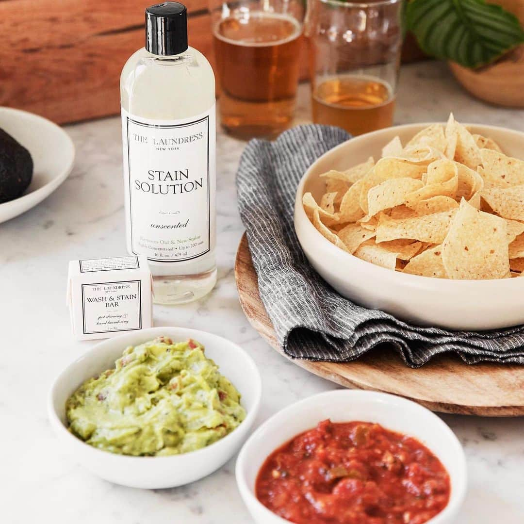 THE LAUNDRESS JPのインスタグラム：「天気がよい休日は、お家でおしゃれにランチ🌮🍕. みんな大好きタコスチップをおしゃれにディップソースで楽しみましょう😆. お洋服やテーブルクロスにシミが付いてもステインソリューションがあれば気にしなくてOK✨. . #thelaundress #thelaundressjp #ランドレス #食べこぼし染み #ステインソリューション #stainsolution #植物由来成分 #休日のお昼ごはん」