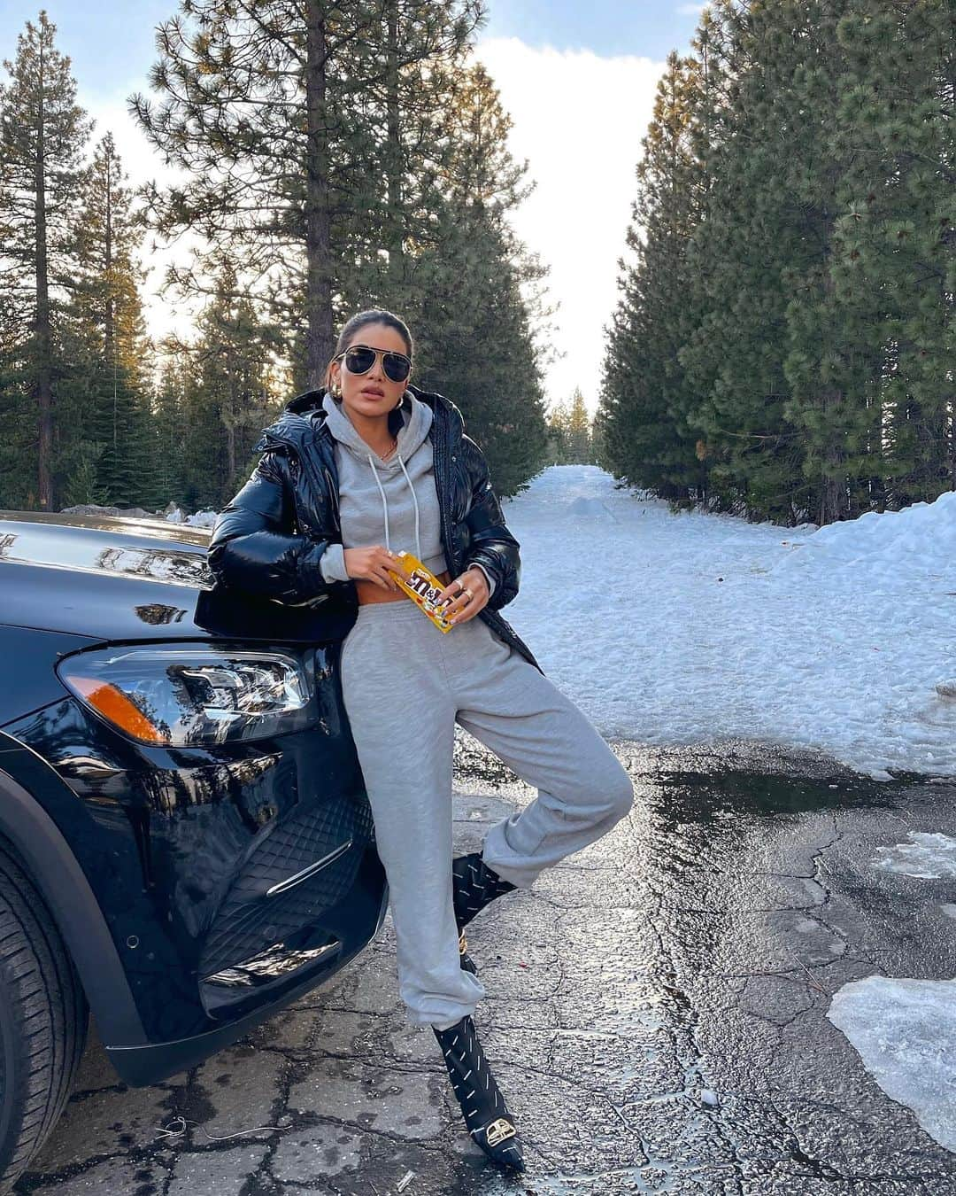 Camila Coelhoさんのインスタグラム写真 - (Camila CoelhoInstagram)「Almost there ❄️🏔#roadtrip (in my comfy sweatsuit @michaelcostello @revolve )  ——— Quase chegando! ❄️🏔   #REVOLVEwinter」2月11日 10時20分 - camilacoelho