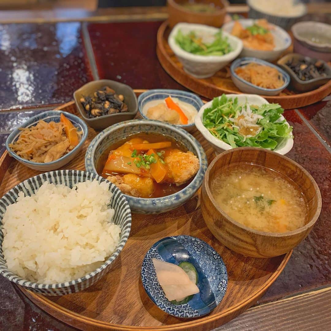 板野優花のインスタグラム：「🍴大阪・福島 八百屋とごはん さん @urayafukushima  ・ この前配信で話してた定食屋さん💕 福島駅から徒歩5分圏内にある 一日中健康的な定食が食べられるお店☺️💕 ・ 📎一日定食 1,000円+tax 主食が日替わりになっててこの日は ピリ辛に味付けされた唐揚げ✨ 柔らかくてめっちゃ美味しかった💓 ・ ここのメニューは日本に250名程しかいない 公認スポーツ栄養士・管理栄養士の方が監修してるそうで 身体の調子を整えるために考えられた 栄養バランス抜群の和定食がいただけます🤤💕 ・ メニューも回復定食とかアスリート定食とか 目的に合わせて選べるてよかった✨ また行きたいなぁ☺️💕 ・ #八百屋とごはん  #大阪カフェ #大阪グルメ #梅田カフェ #梅田グルメ #関西カフェ巡り #北区カフェ #福島カフェ #福島グルメ #福島ランチ #カフェ巡り好きな人と繋がりたい  #関西グルメ #おいしいもの好きな人と繋がりたい #カフェ活 #おすすめカフェ #カフェ女子 #健康ご飯 #健康ランチ #ゆーろの美味しいメモ」