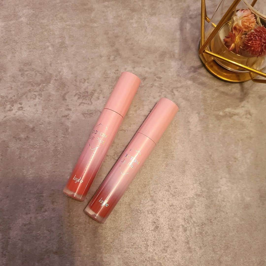 Lisaのインスタグラム：「. 韓国コスメ🇰🇷 . keyboのティントリップ💄💋 . プランプ効果があるので唇もふっくらして好き🥰🖤 . リッププランパーのスースーする感じが好きなのでよく使ってる🙆🏼‍♀️ . #keybo#キボ#韓国コスメ#韓国リップ#プチプラコスメ#リップ#リッププランパー#ティントリップ#コスメ#コスメレビュー#コスメレポ#コスメ紹介#リップメイク#コスメ好き#メイク好き #l4l #f4f」