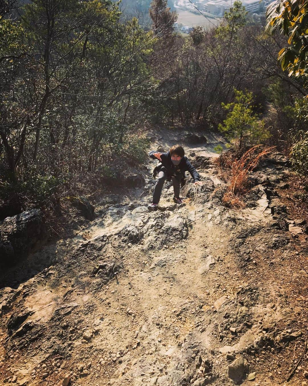 藤本麻子さんのインスタグラム写真 - (藤本麻子Instagram)「山登りした⛰ . すんげぇ険しい道でも 登った先って どんな景色が待っとんかなぁー🤩？ て、思いながら登ったら なんかワクワクして楽しかった🧗🏽‍♀️ . . .」2月11日 10時23分 - aako528