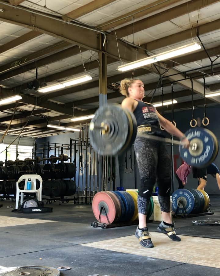 マッティ・ロジャーズのインスタグラム：「So far I have snatched 100kg or more 12 times in the last 6 days. If that’s not building big time consistency, idkkkkkk what is. Turning myself around and facing the wall to put myself in a corner and just get to WORK. Featuring probably my least favorite complex yet, BUT I have a feeling @aimeeanayaeverett wants something near the 30 mark from me before we can retire that one. Got a fewwwww more kg to go. I may or may not survive, WHO KNOWS.  @roguefitness @2poodperformance MATTIE10 @rpstrength MATTIE10」