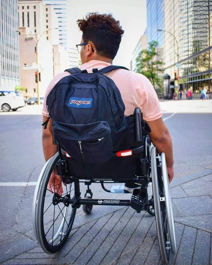 ジャンスポーツさんのインスタグラム写真 - (ジャンスポーツInstagram)「#regram @saoudsss exploring the streets of Montreal wearing the SuperBreak  📸 : @sensitivetendencies @thewallflowerkid . . #adventure #montreal #jansport #backpack #coolbackpack #urban #exploration」2月11日 10時24分 - jansport