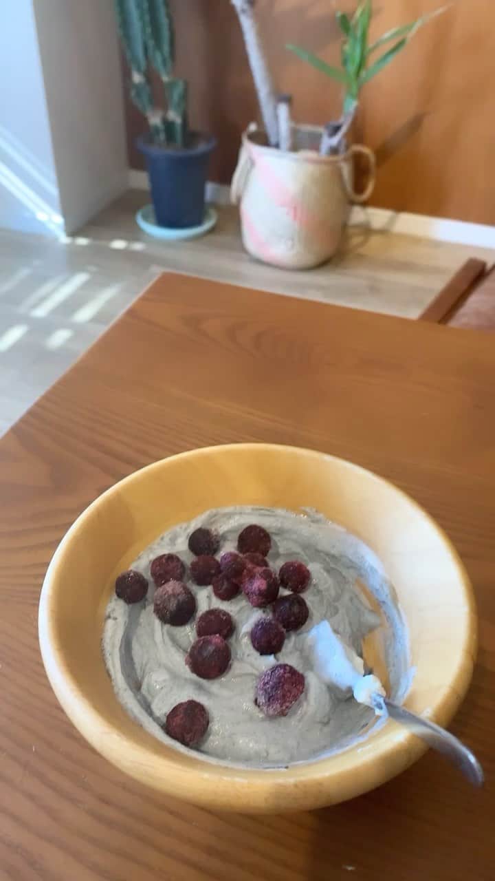 鈴木優美 のインスタグラム：「クレイスムージーの簡単アレンジレシピ🥣 ヨーグルトと混ぜてタンパク質摂取！ブルーベリーをトッピングしてビタミンもプラス🫐💜 . . . . . . . . #ダイエット #CLAYSMOOTHIE #クレイスムージー #pr @claysmoothie_official」