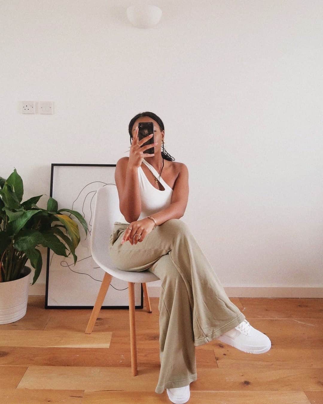 TULAROSAさんのインスタグラム写真 - (TULAROSAInstagram)「picture perfect 🦋✨ babe @chrissiemilan in the wide leg pant - link in bio to get her look now!」2月11日 10時25分 - tularosalabel