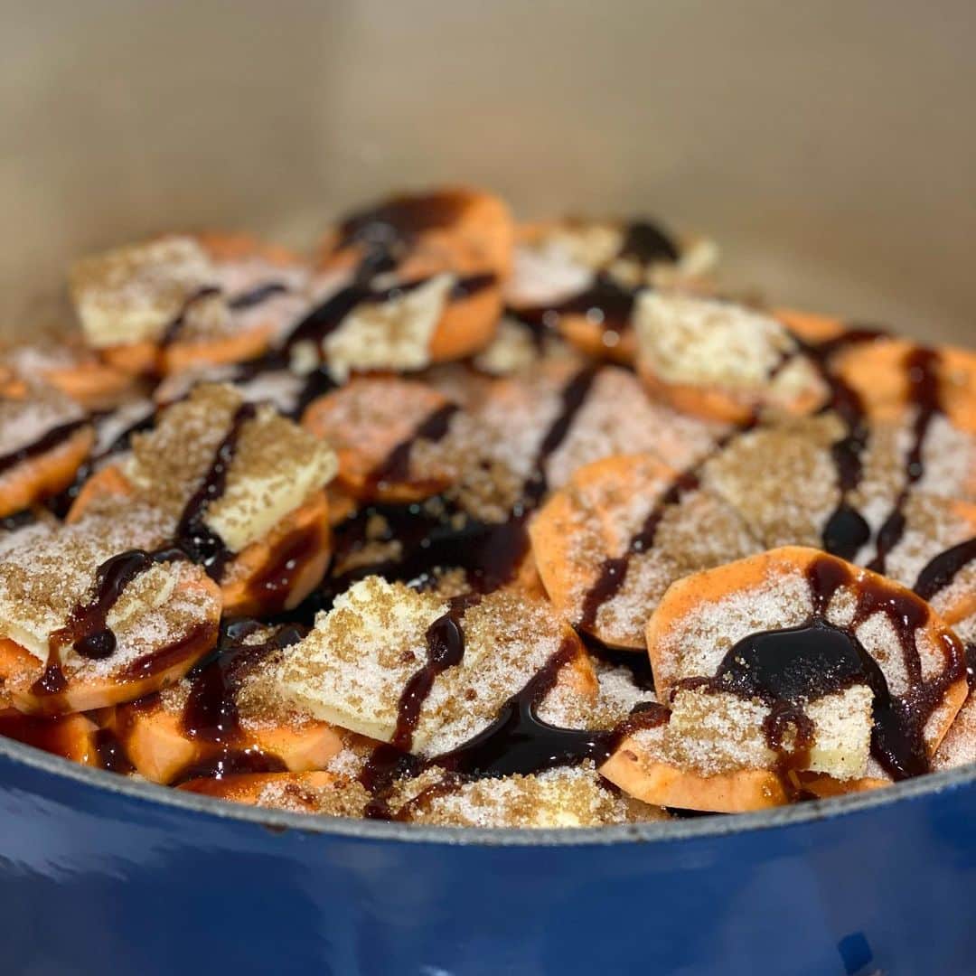 ケシア・ナイト・プリアムのインスタグラム：「Sugar & Spice Coming soon to @keshiaskitchen !!!! 😋 These are my family favorite... Candied Yams.  I’ve had so much fun perfecting my new spice & coming up with recipes. Great on French toast, popcorn, yams, cobbler, pies, cookies & sooooo much more!!   Available for pre-order on keshiaskitchen.com soon!!」