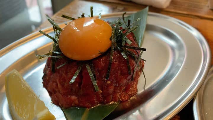 のインスタグラム：「肉質いいのに価格は庶民的 どんなに腹一杯食べても食い物で一人一万円はいくことはない  高級志向が苦手な方は絶対行くべき焼肉屋🥩  酒飲みながら昼焼肉、幸せ🍻  ※動画のユッケの卵はカメラ側に流れないとアカン  #焼肉ホルモンだるま #焼肉ホルモンだるま広尾本店  #焼肉 #肉 #品川イッコー #ikkosfilms  #japanesefood #igers #tagsforlikes #instagramjapan #ilovejapan」