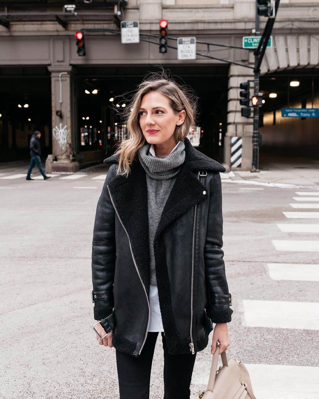 Anna Jane Wisniewskiのインスタグラム：「MOOD: longing for places to go and people to see. Sometimes I look at past blog pics and think, “girl, you didn’t even know what a mask or social distancing was.”  http://liketk.it/385Ho #liketkit @liketoknow.it #chicagoblogger #classicstyle 📸 @ironandhoney」