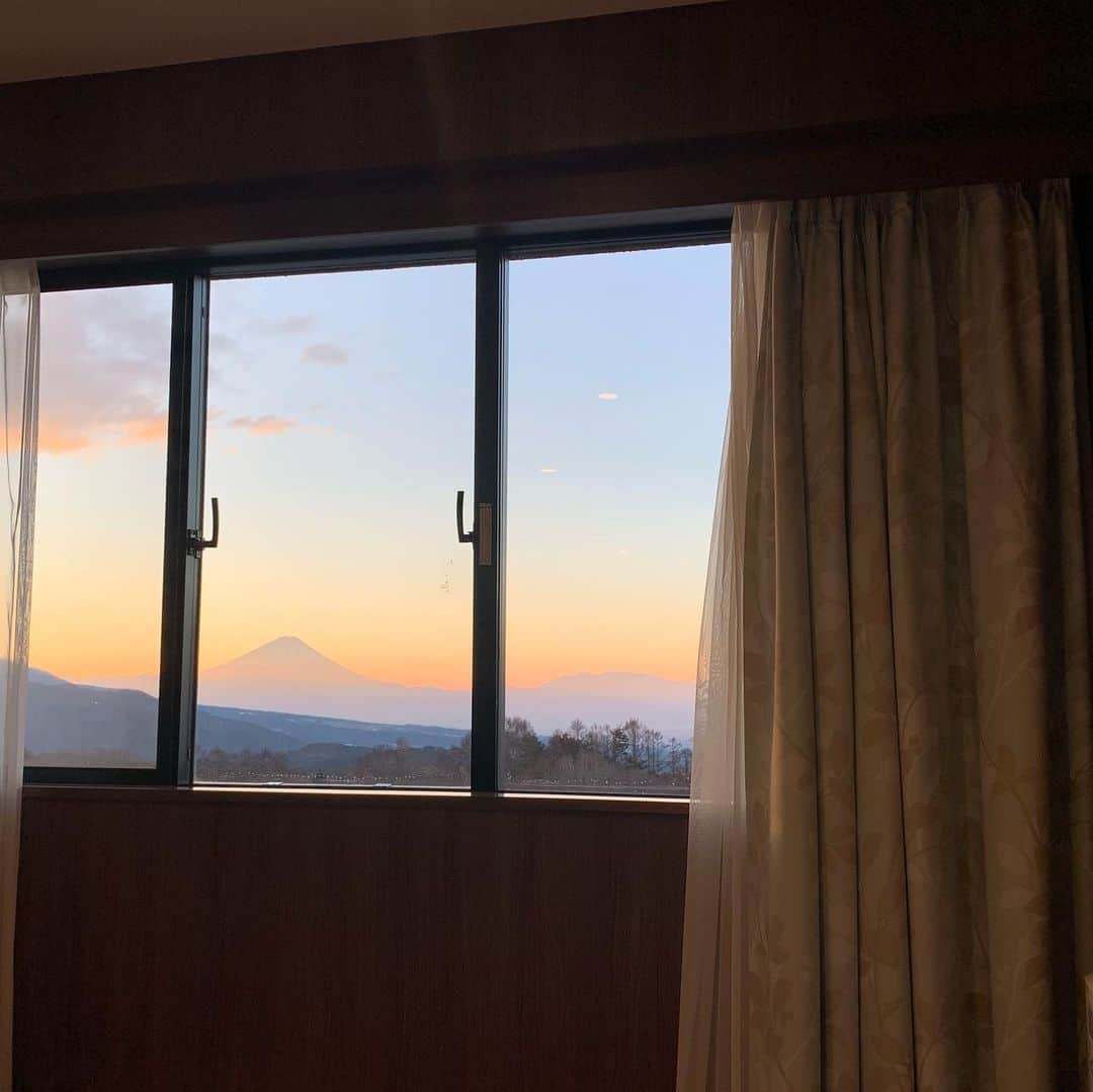 エリザベス・ハードキャッスルさんのインスタグラム写真 - (エリザベス・ハードキャッスルInstagram)「先日ロケで山梨へ🗻  その際に、ロイヤルホテル八ヶ岳に宿泊したんですが  朝焼けと富士山の見える景色がすごく美しくて！🗻🌞  朝からすごくパワーをもらいました🙏  そして、フレンチトーストが美味しいと聞いていたので朝食で食べられて嬉しかったー🤤💕  夜は、屋上から星を見ることも✨ 私の携帯からだとオリオン座くらいしか見えないけれど…  実際は沢山の星が出ていて それでも、満月の日で月の光も強かったから 他の日だったら流れ星もたくさん見えるんだろうな🥺✨  山梨に住んでいたときは、県内のホテルに泊まりに行くことがなかったので 仕事ながら楽しい時間を過ごすことができました😌🌟  #山梨 #八ヶ岳 #富士山 #朝焼け #日の出 #ロイヤルホテル八ヶ岳 #清里 #小淵沢」2月11日 10時28分 - elizabeth_hc49