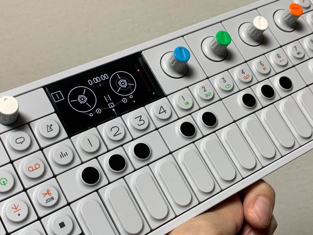 のインスタグラム：「電源の入らなくなったOP-1が修理から返ってきた。 使わないうちにバッテリーが逝ってしまったのかな…と思ったら、アップデートで解消できたとのことでした。同じお悩みの方（さすがにいないか）あきらめないで〜 #op1 #teenageengineering」