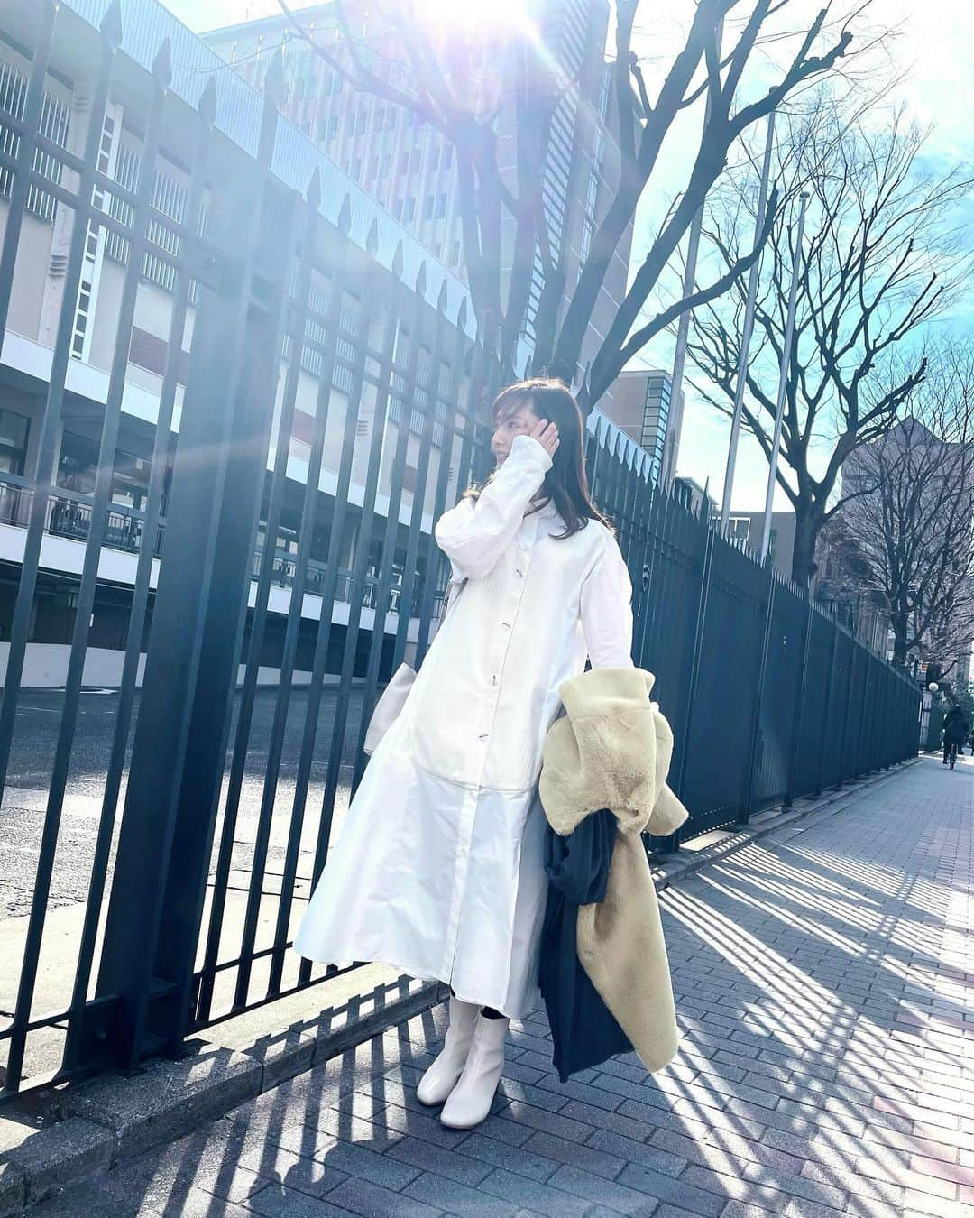 西村笑花さんのインスタグラム写真 - (西村笑花Instagram)「🤍 ・ ・ お洋服は初おろしのワンピースでおでかけ☺️♡♡ シャツとニットがドッキングになっていて 本当に可愛いっ🤍✨ @rumche_official のだよ♡ なかなかお出かけの機会がなかったから 大切にしまっていたお洋服をやっと着れたよ☺️✨ もう少し暖かくなったら スニーカー合わせもしたいな👟♡ #rumche #shirtstyle #shirtdress」2月11日 10時38分 - emika_nishimura