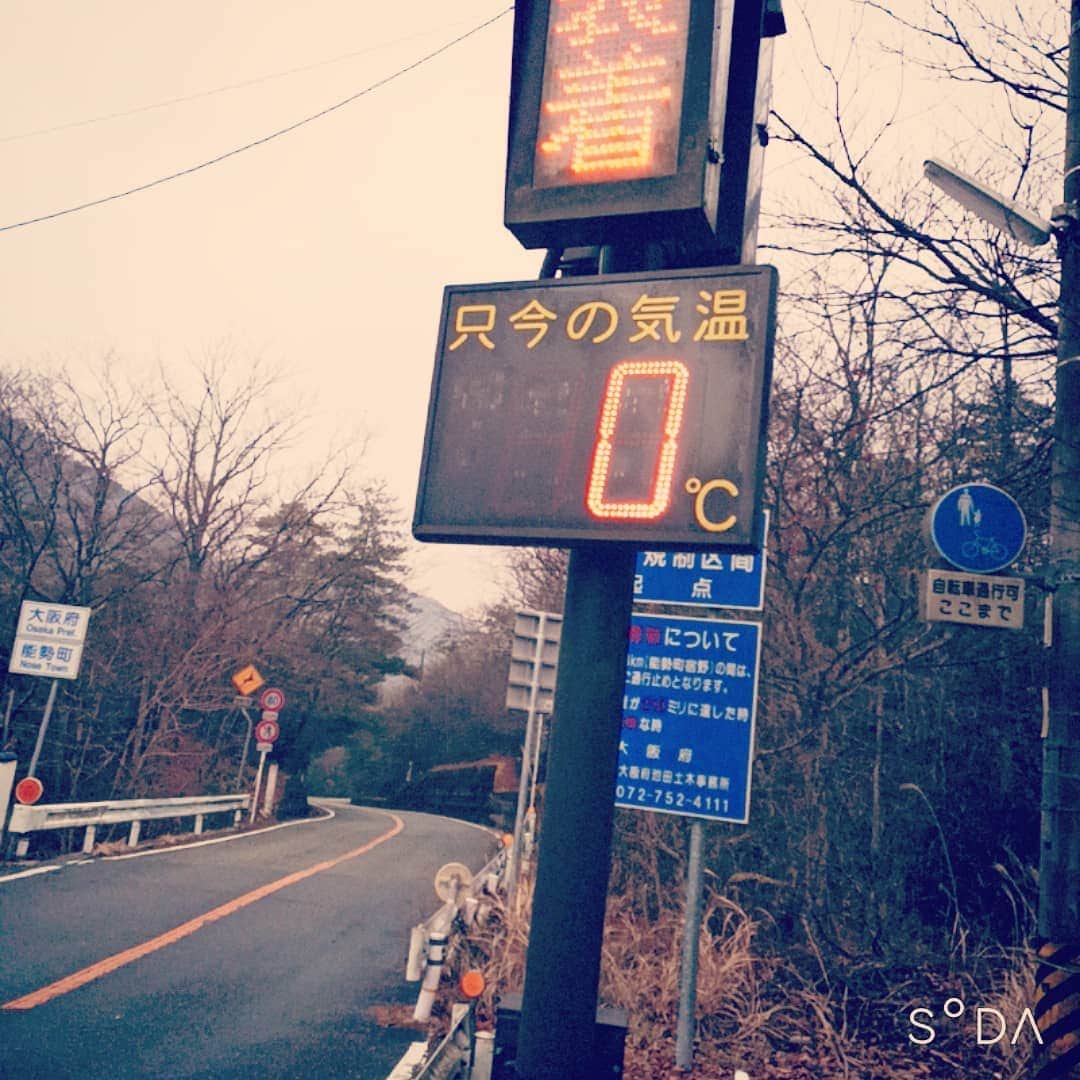 松本隆博のインスタグラム：「。 県境という道は沢山あるけど、 府境という道はそんなにない。 僕が立ってる所は京都府、 目の前が大阪府。 (｢府は｣大阪府と京都府しかないから)  そこでGoogleマップで目見で 確認したら10本程度で、そして 徒歩で渡れる道は本当に少ない。 事が分かった(^_^)。  ｢府境(ふざかい、ふきょう)｣ という言葉もないみたい。  …だからどぅ？っみたいな話 だけど朝歩いてて気付いたこと。 (^-^)  ～人生遊歩道～」