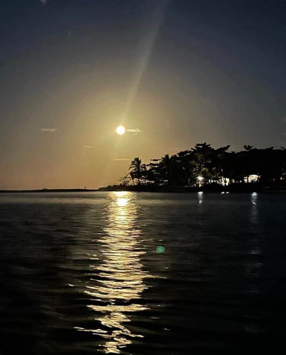 マーロン・テシェイラのインスタグラム：「—- 28 - 01 - 2021 🌕 A especial place with especial moments. 🍀💫 —- 🎩...Peace&Light...♻️ —- #TBT de um #Lugarespecial com  #MomentosEspeciais #HoLugar #Saudades #Caraiva #MoonLovers #GoodVibesOnly.」