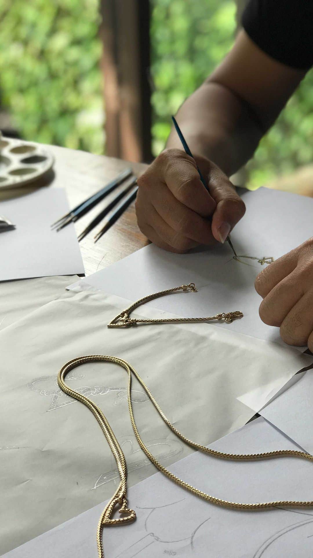 ジョン ハーディーのインスタグラム：「A limited-edition collection designed in collaboration with @adwoaaboah in New York City, handcrafted by master artisans in Bali」